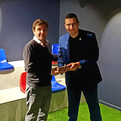 (From left to right) Mr. Javier Sobrino, Chief Strategy and Innovation Officer –
FC Barcelona, receives a token of appreciation from Mr. Marko Selaković, 
Director – Institutional Development & Student Recruitment at 
SP Jain School of Global Management – Dubai