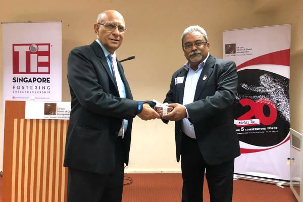 As gratitude for his time and knowledge sharing, Mr. Suresh Kumar, Director (Alumni Relations) at
SP Jain, closed the evening with a token of appreciation for Mr. Ashok Soota