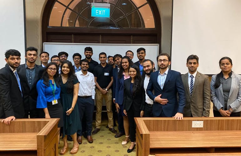 SP Jain GMBA alumnus, Mrinal Jain (centre in black T-shirt), Senior Manager, DELL Technologies (Lithium-Ion Batteries & Optical Drives), Worldwide Procurement with our GMBA students during the Alumni Mixer