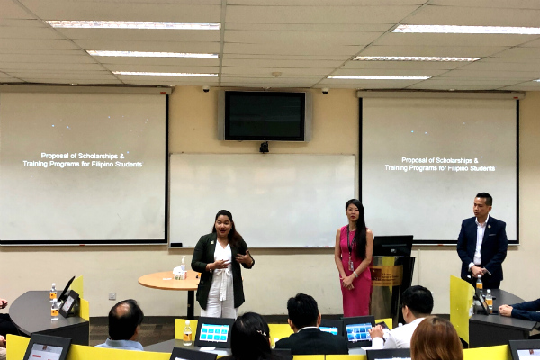Ms Winnie Yong, Head of Marketing and Student Recruitment (Singapore) – SP Jain (centre),
and Ms Diana David, Student Recruitment Manager (Singapore) – SP Jain (left), discuss scholarship opportunities