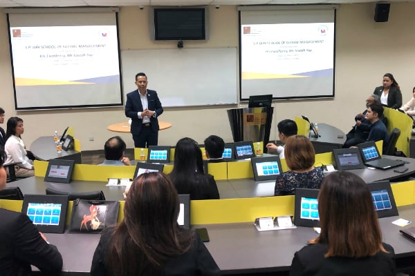 Dr John Fong, CEO & Head of Campus (Singapore) – SP Jain, presents more information about
the School’s latest innovation – Engaged Learning Classroom (ELC)