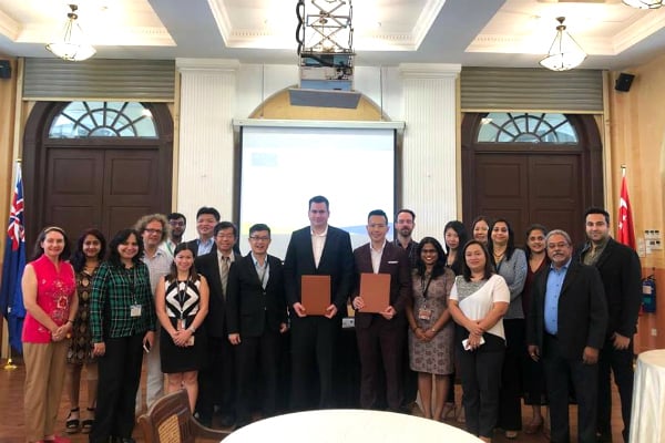 Staff and faculty of SP Jain with Mr. Matej Michalko, CEO & Founder of DECENT (centre),
  at the MoU signing ceremony held at SP Jain’s Singapore campus